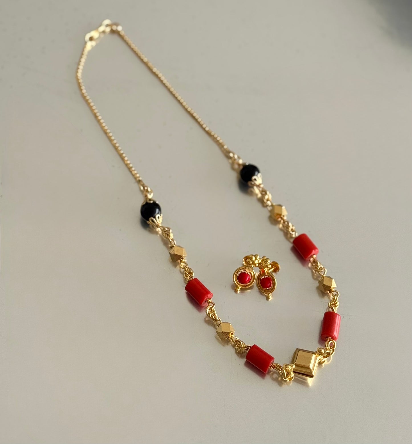 Gold tone coral-black beaded necklace set dj-46400