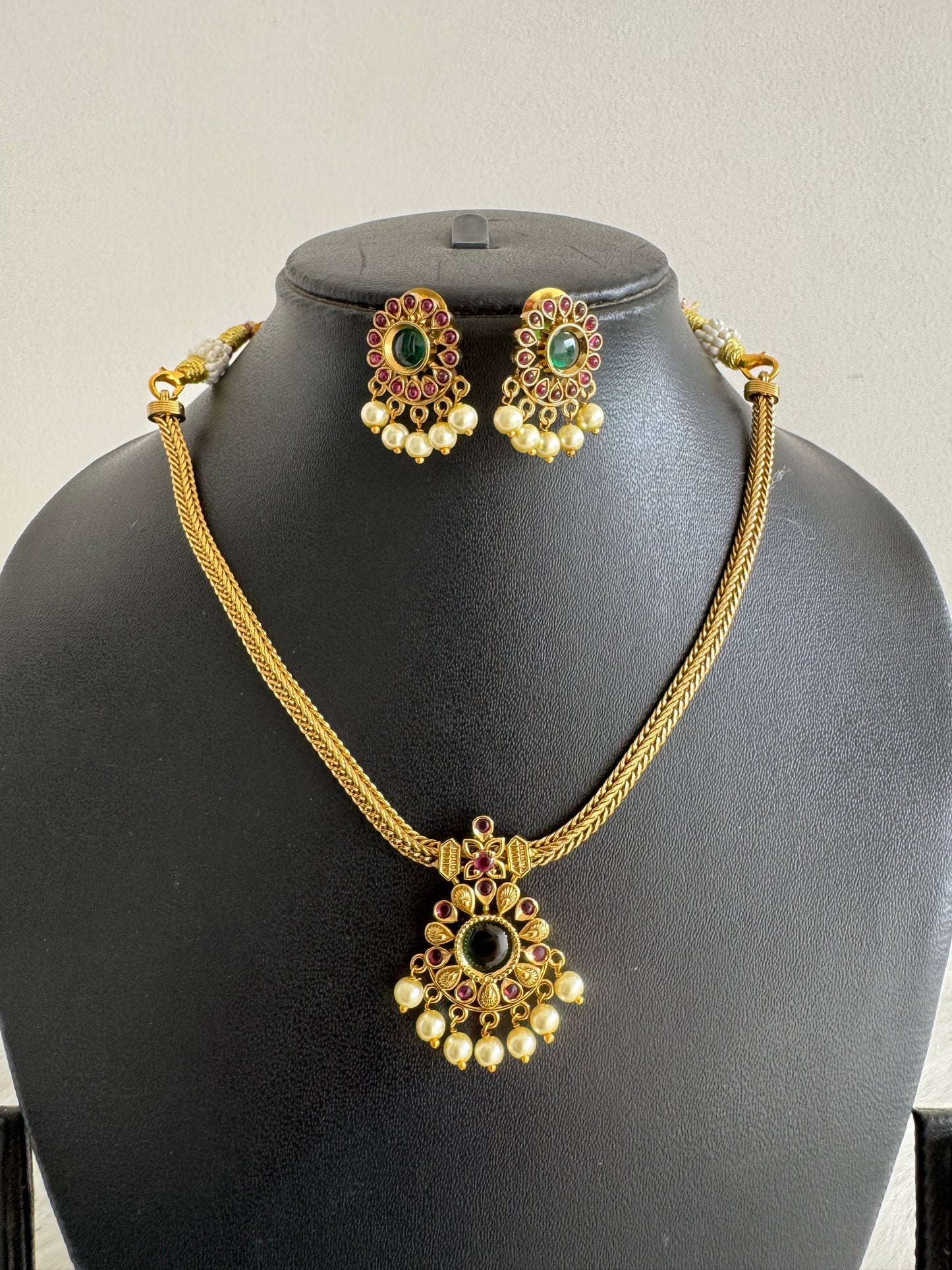 Antique gold tone kemp green stone necklace set dj-51212