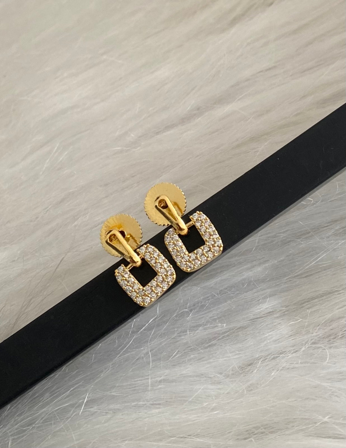 Gold tone cz white stone small earrings dj-54625