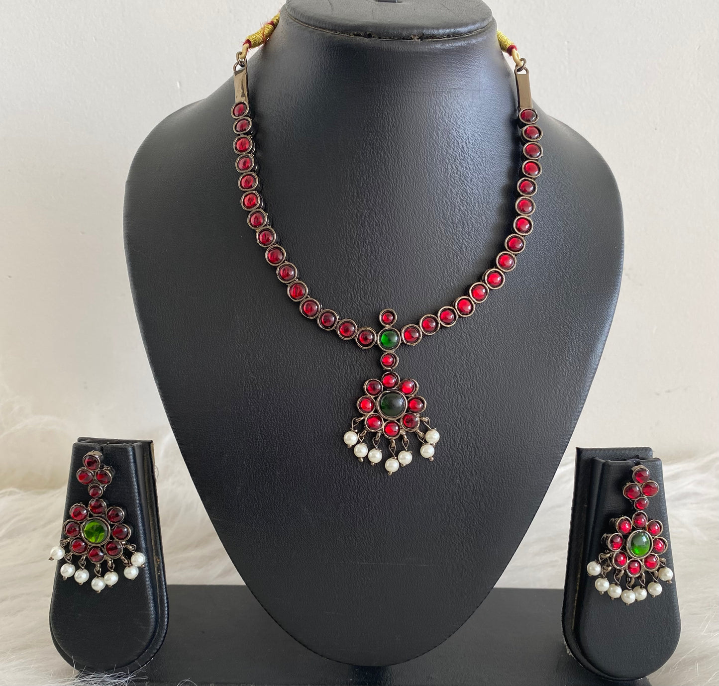 Black finish kemp-green stone pearl necklace set dj-54618