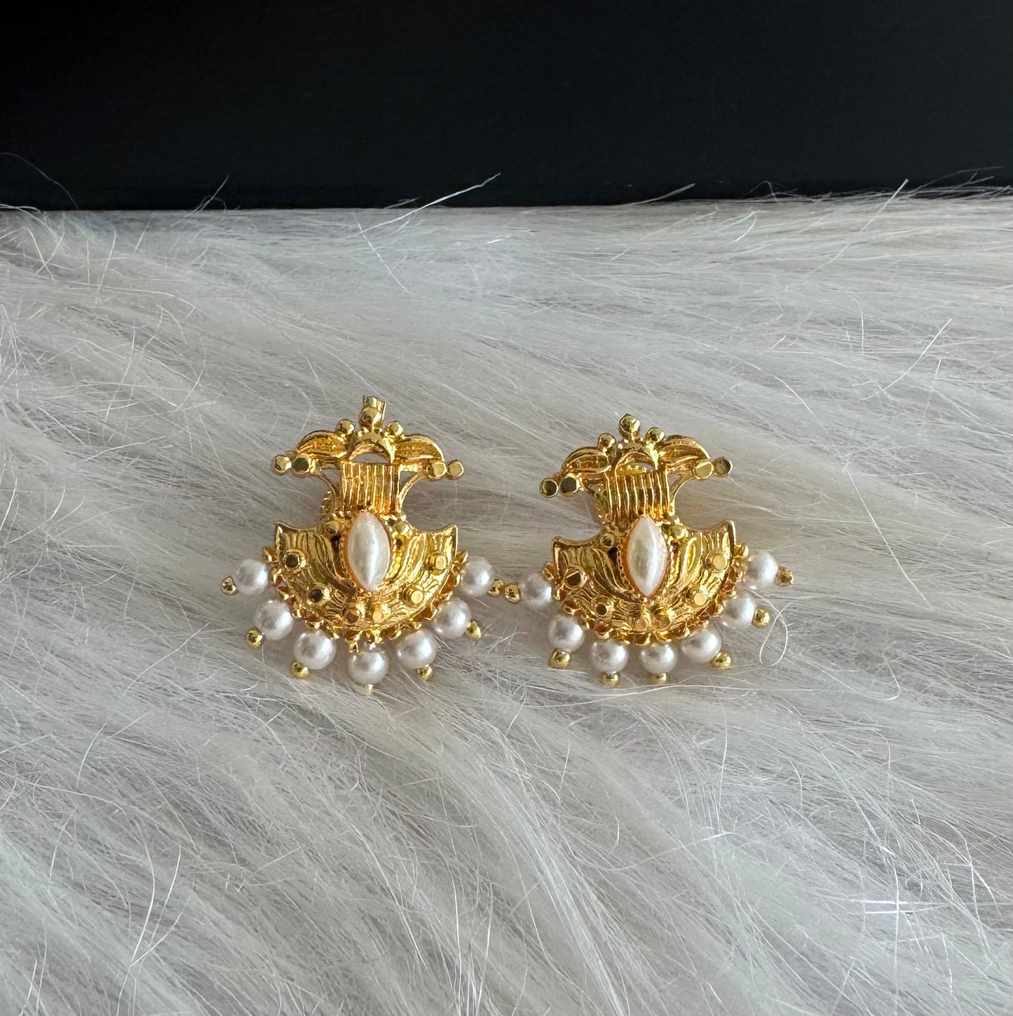 Gold tone pearl beaded stud/earrings dj-51258