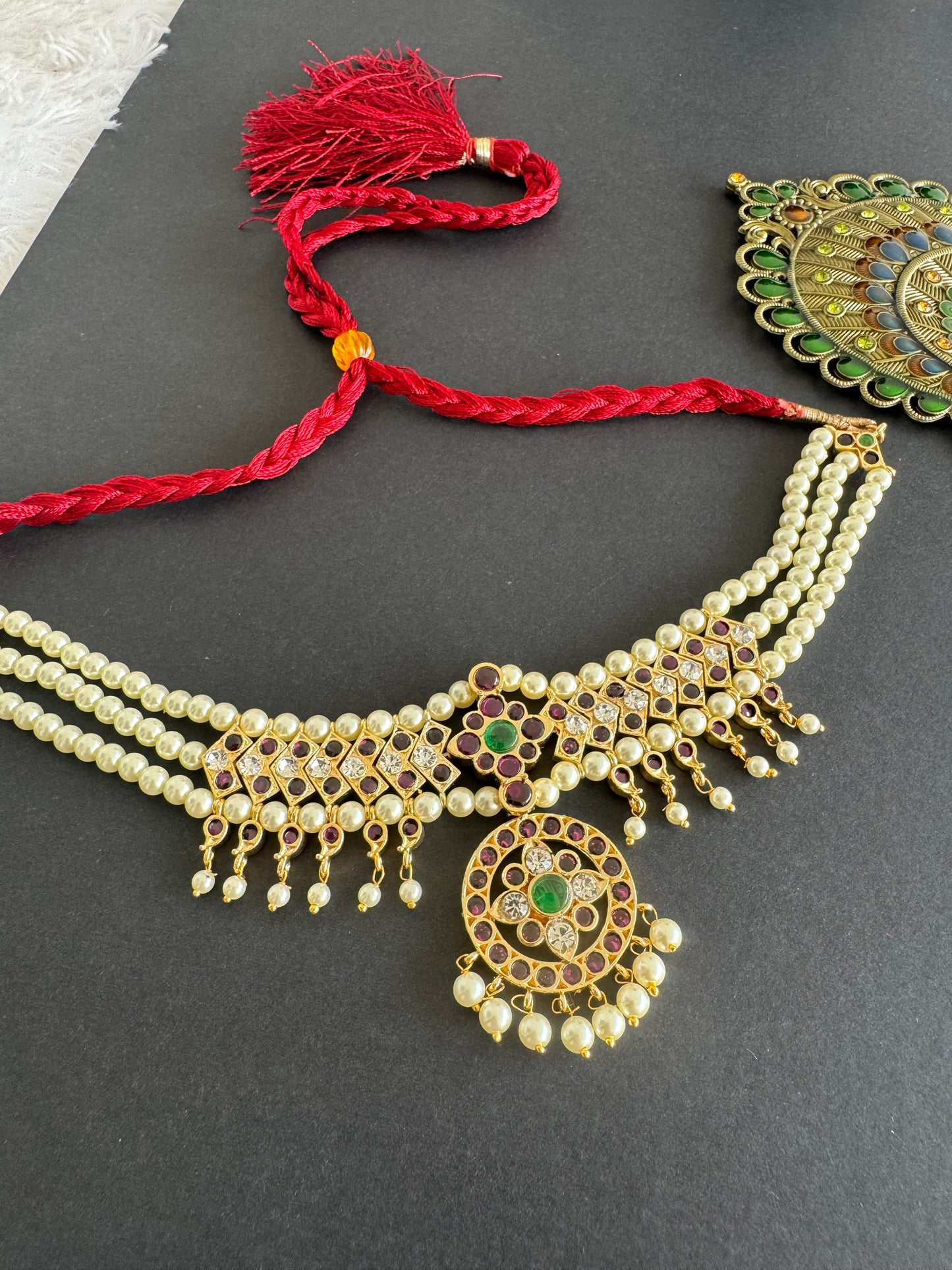 Gold tone precious kemp-green-white pearl attigai/necklace dj-52004