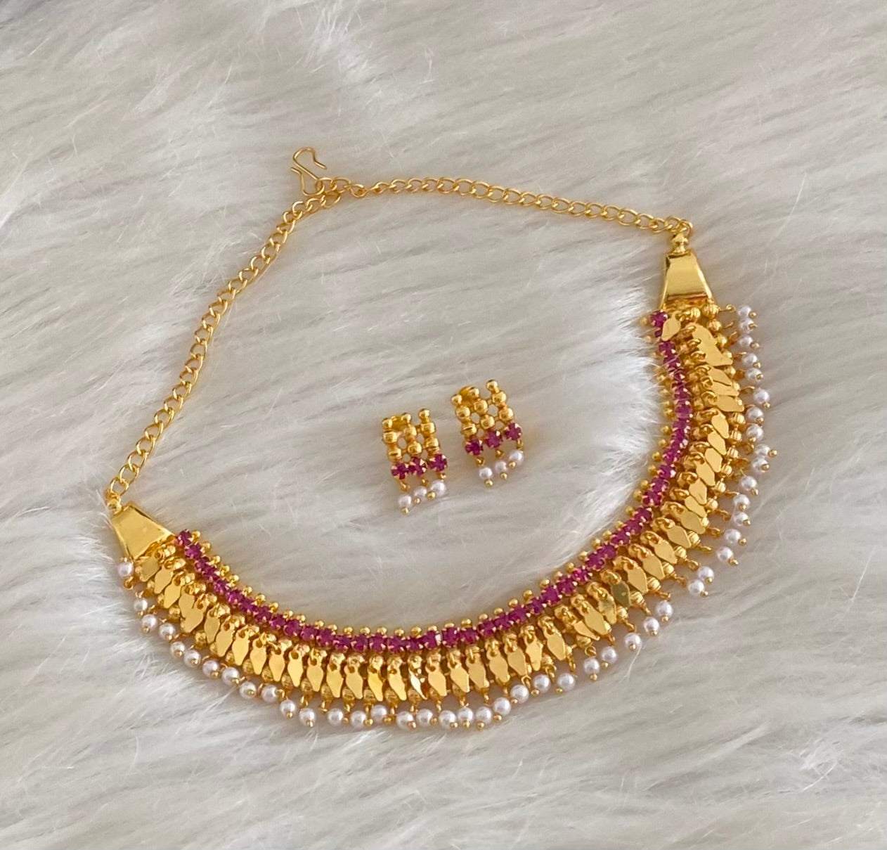 Gold tone kerala style elakka pink stone pearl choker necklace set dj-54624