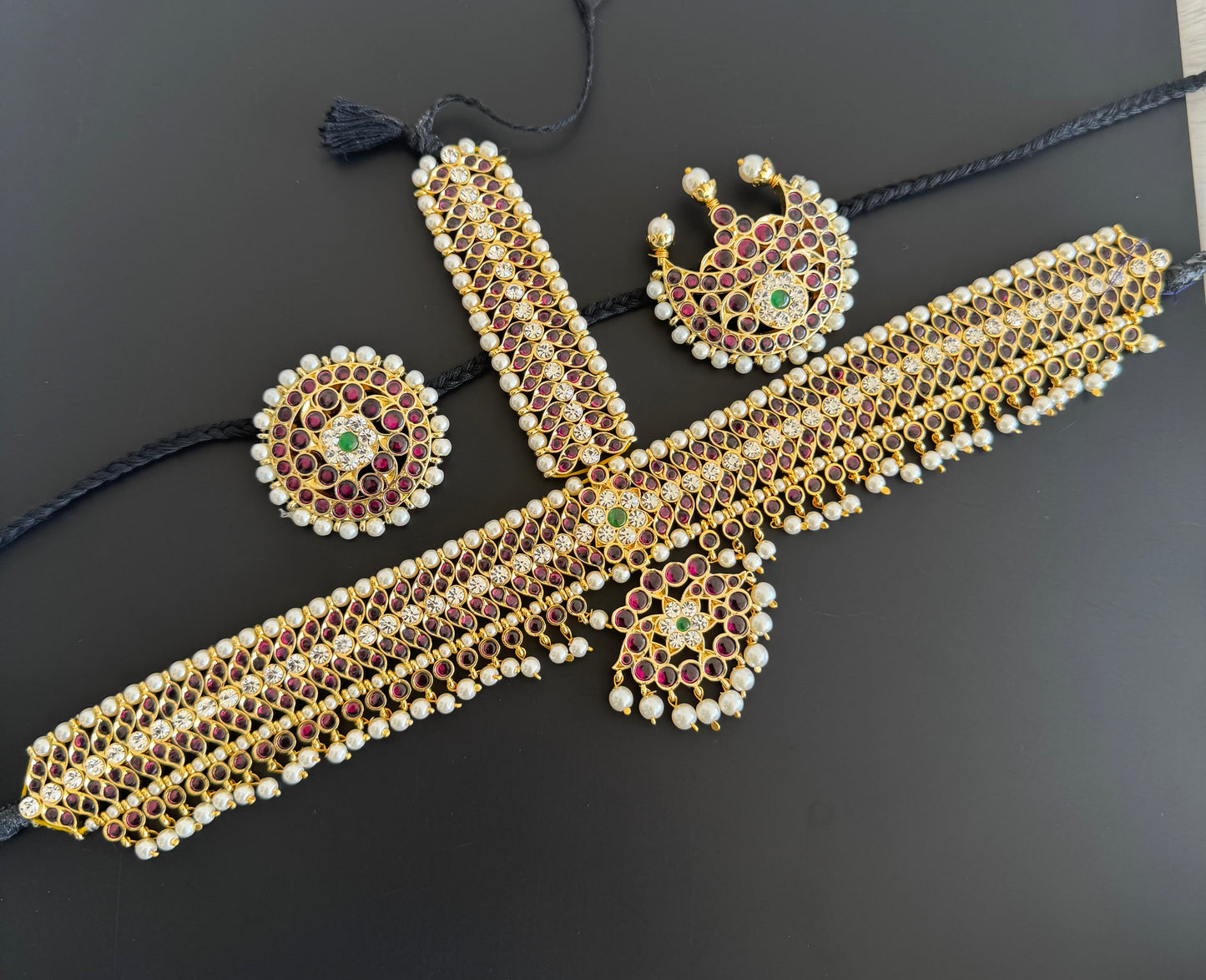 Gold tone precious kemp-green-white pearl head set with sun moon dj-52526