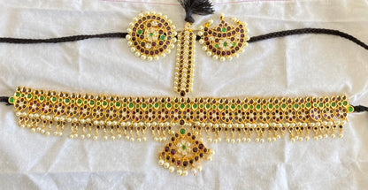 Gold tone precious kemp-green-white pearl mango tikka/head set dj-53645