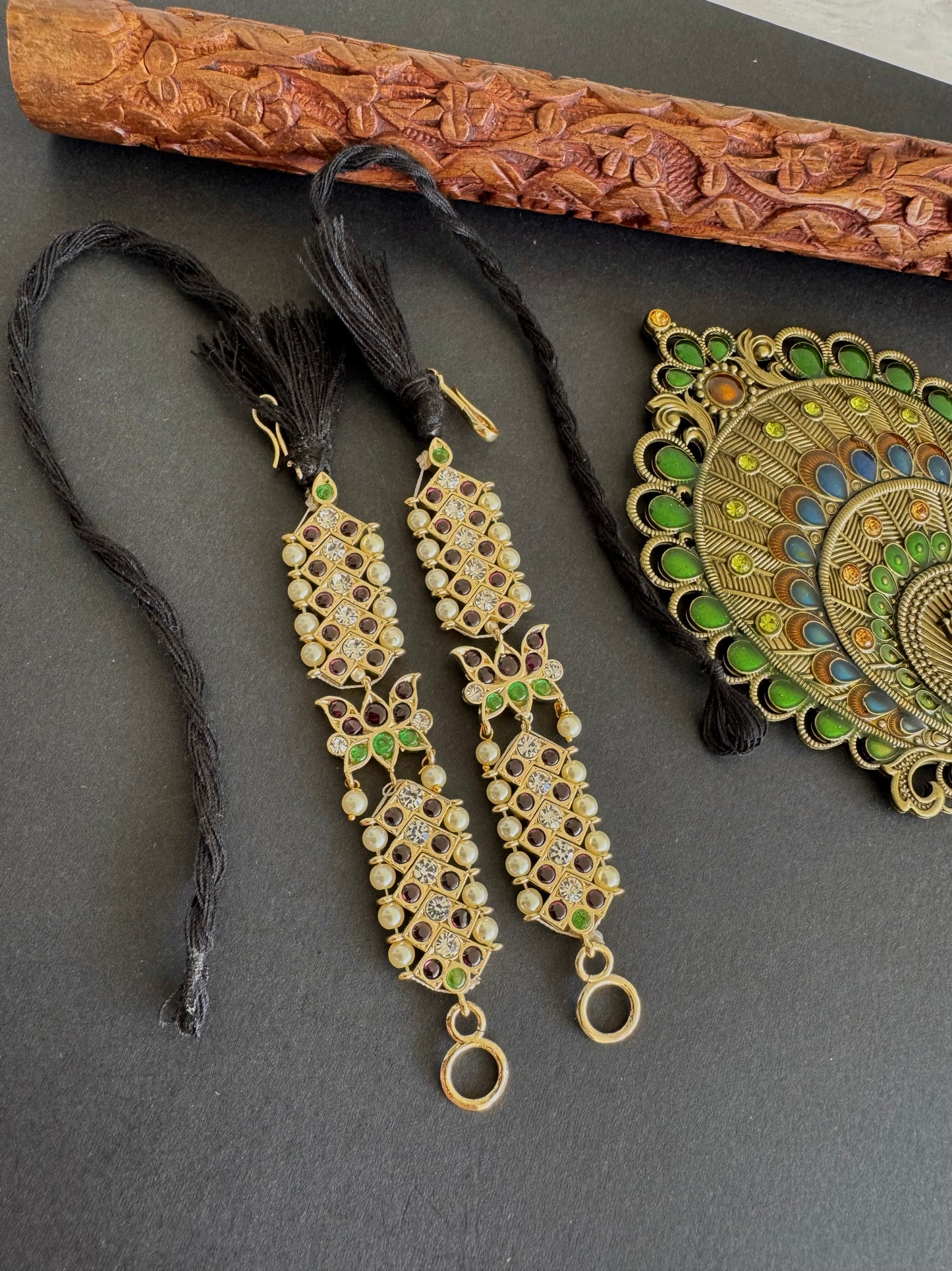 Gold tone precious kemp-green-white stone pearl lotus ear side chain dj-52265