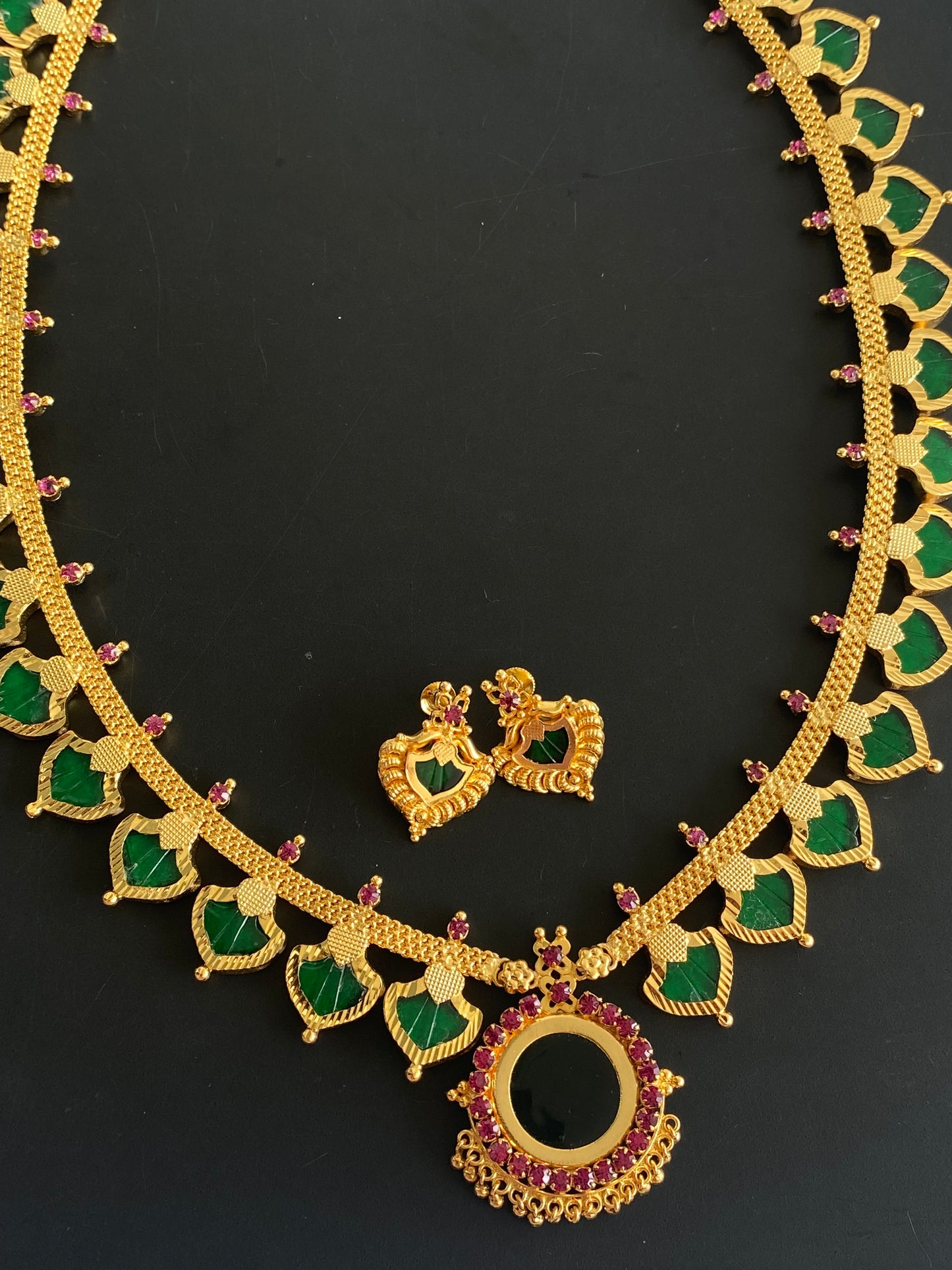 Gold Tone Green-pink Big Palakka Haar Set Dj-51122