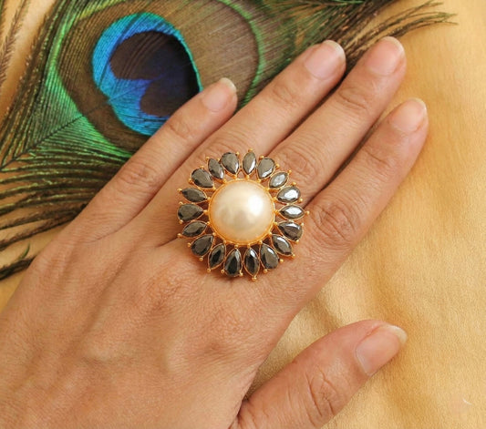 Gold tone Pearl-black adjustable Finger Ring-dj17048