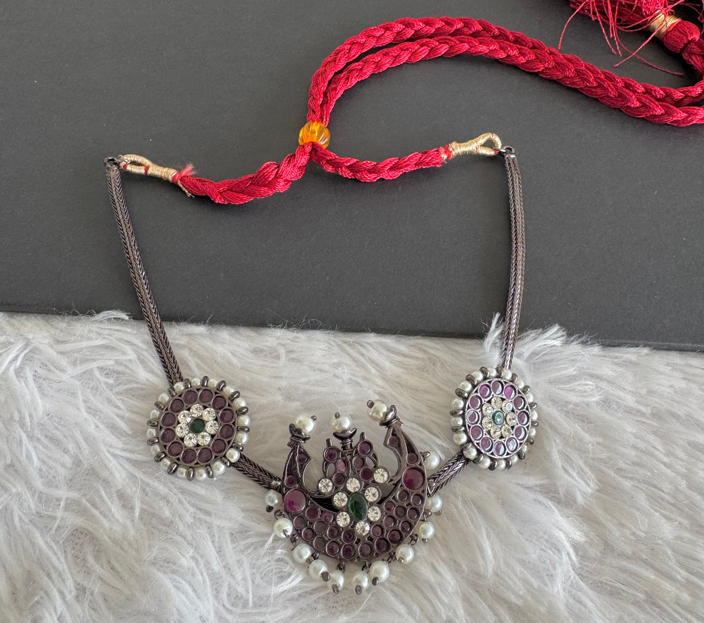 Black finish precious kemp-green pearl moon necklace dj-52281