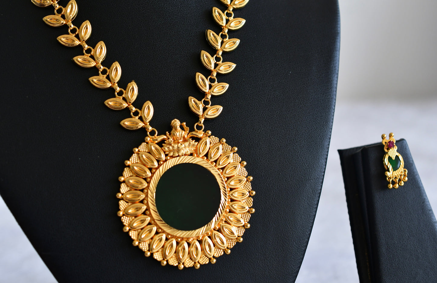 Gold tone kerala style lakshmi green round necklace set dj-53042