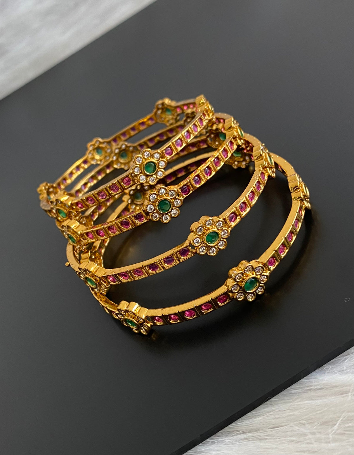 Antique gold tone kemp-green-white stone flower set of 4 bangles (2.10) dj-55175