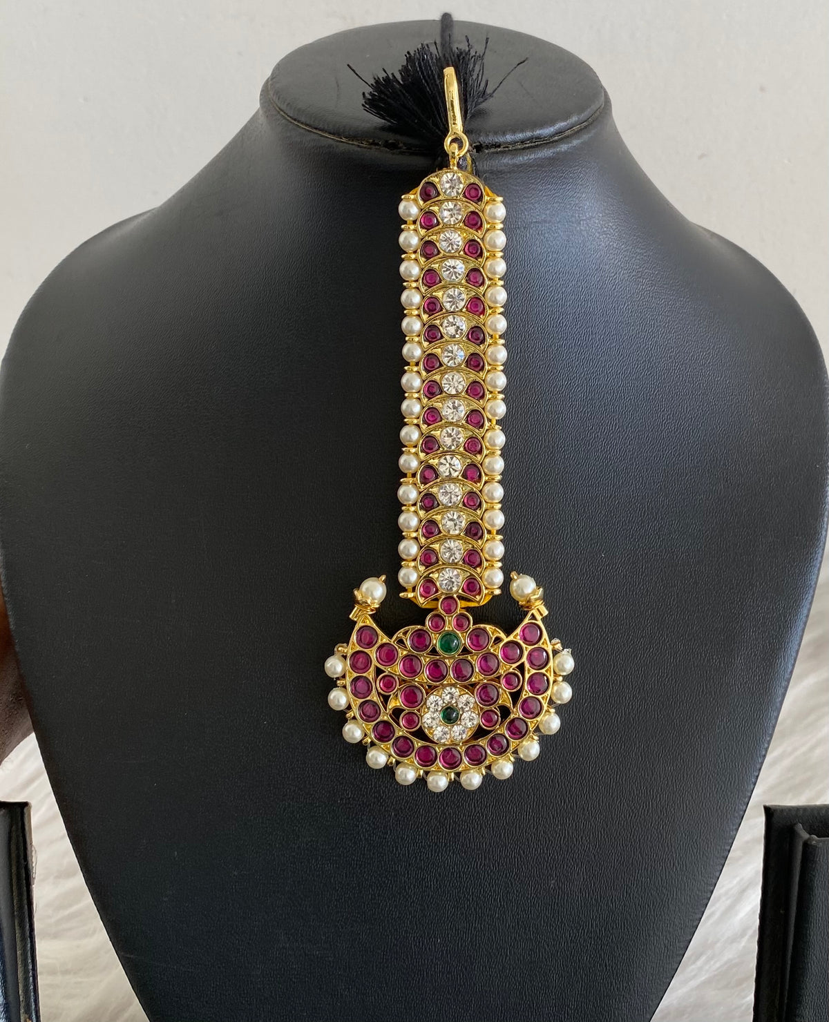 Gold tone precious kemp-green-white moon pearl tikka dj-54713