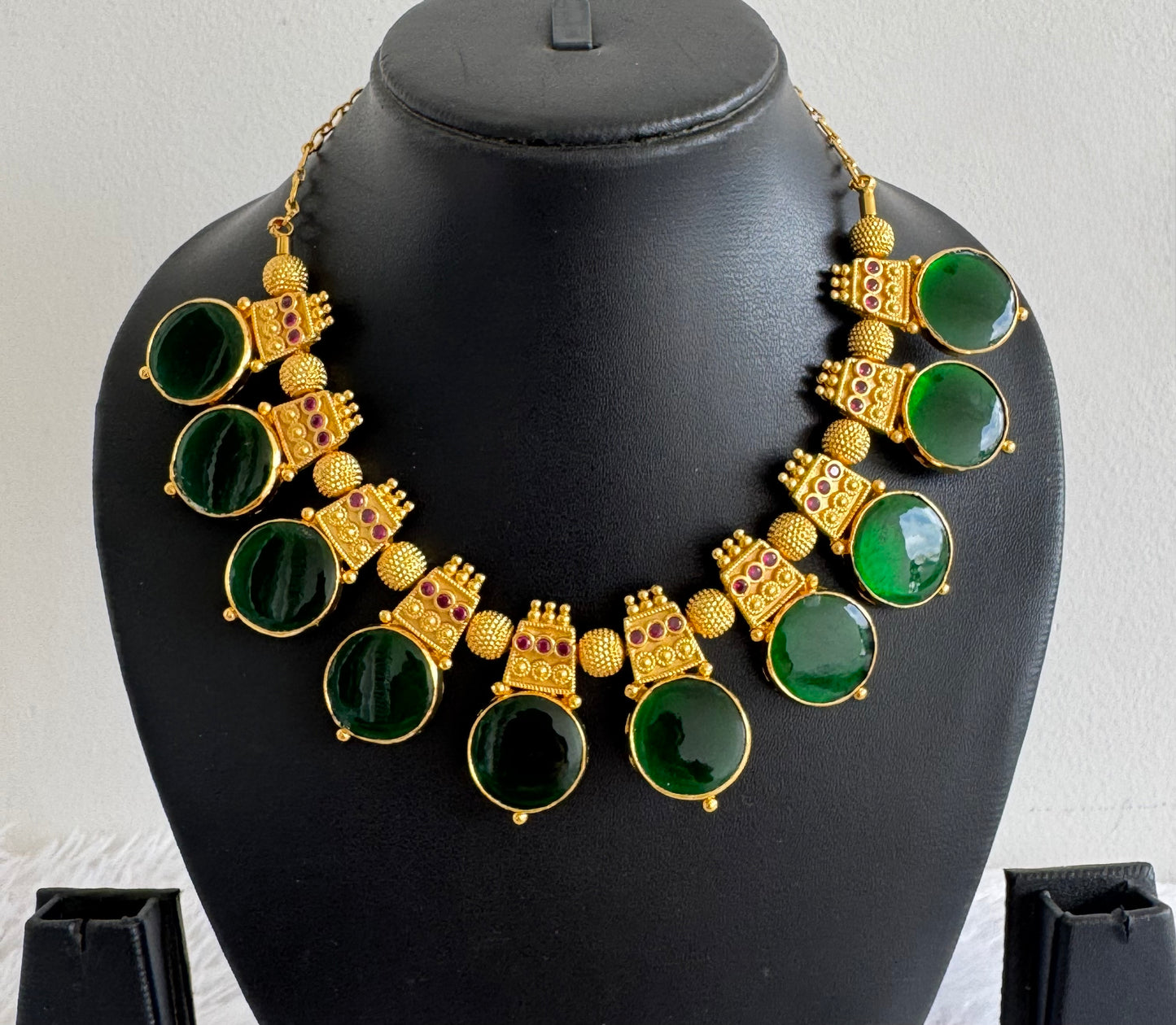 Gold tone green-pink kerala style round necklace dj-51715