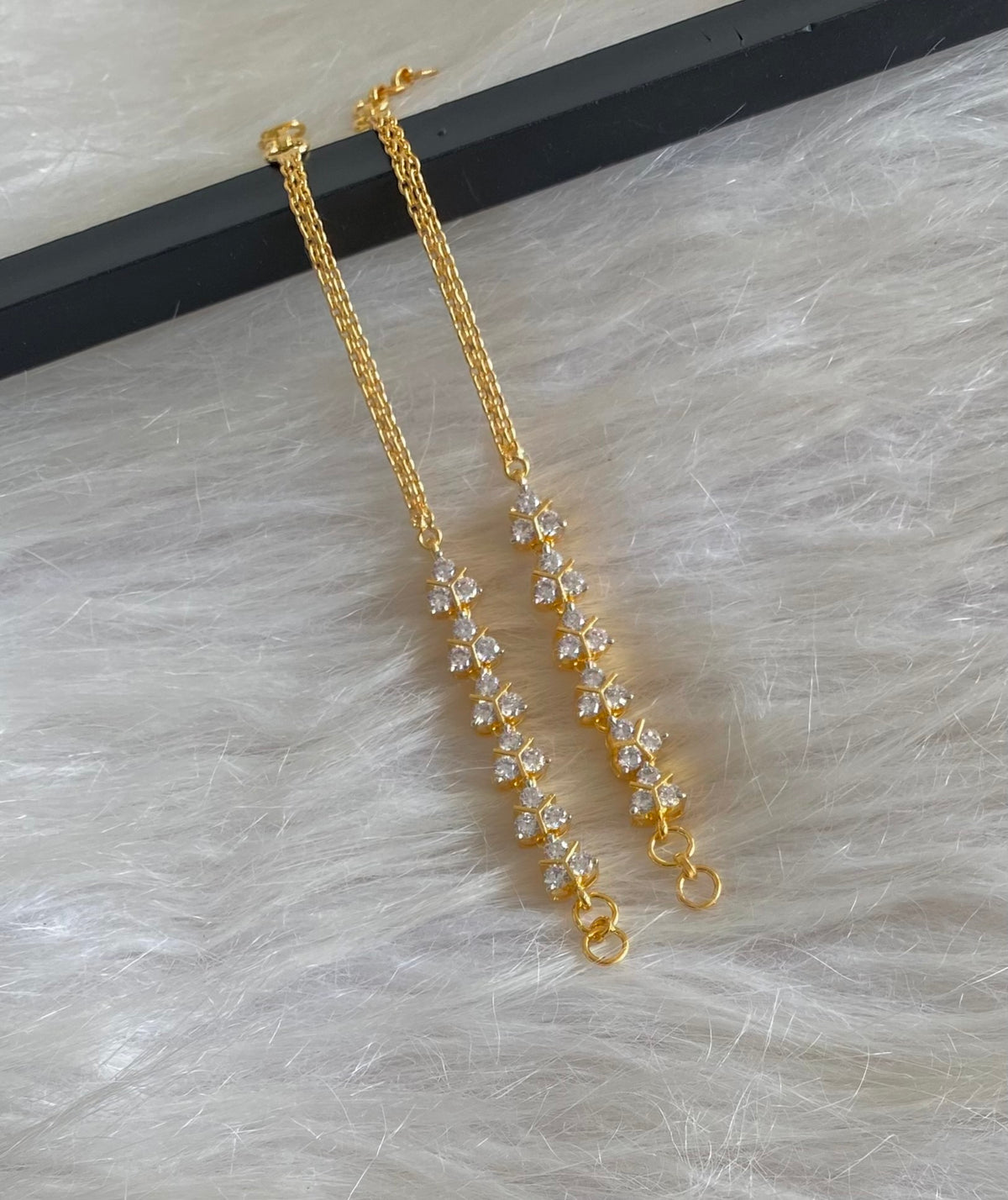 Gold tone white stone ear side chain dj-55888