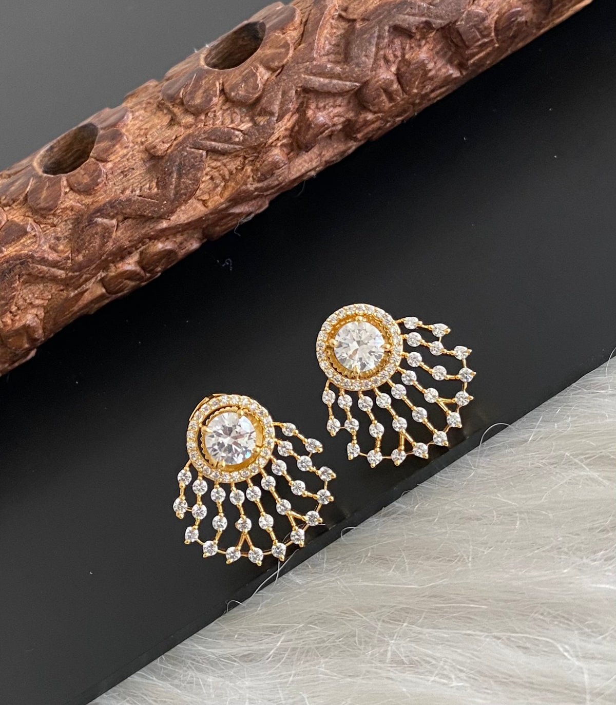 Gold tone diamond look white stone stud/earrings dj-54626
