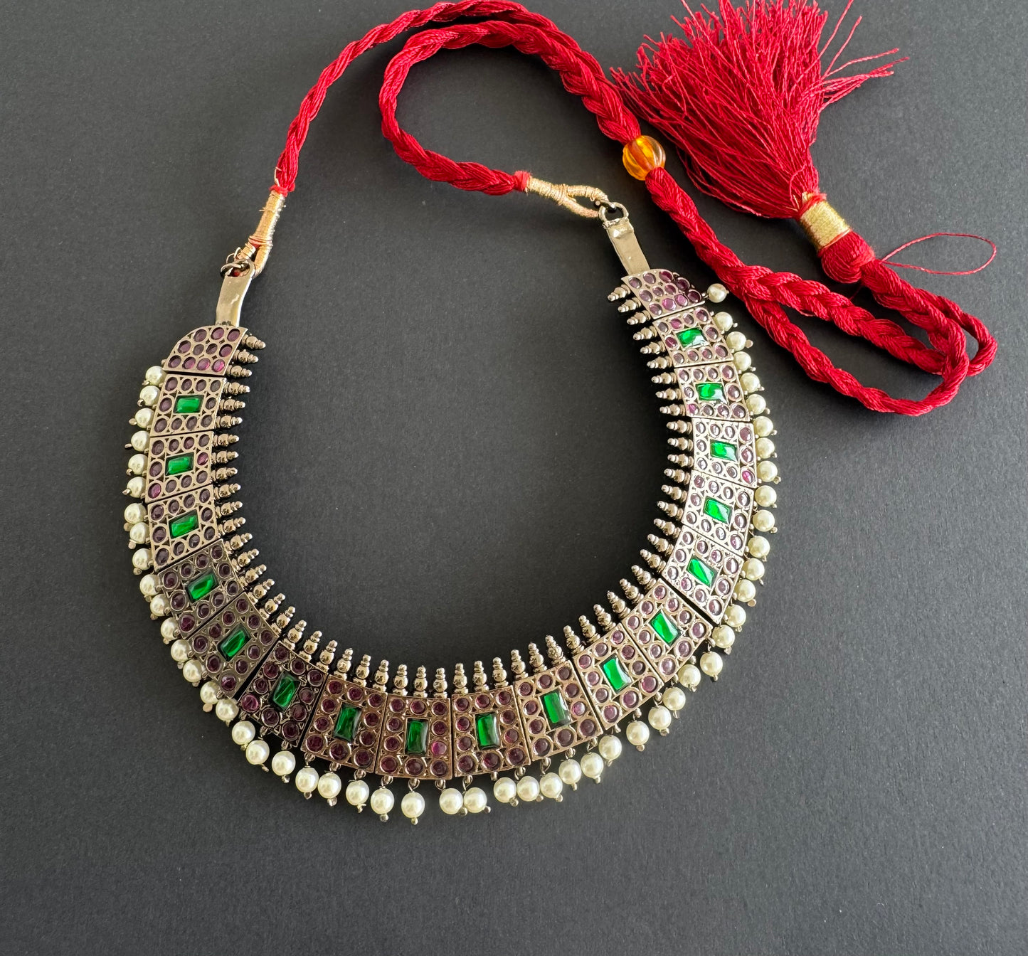 Black finish precious kemp-green pearl poothali necklace Dj-51444