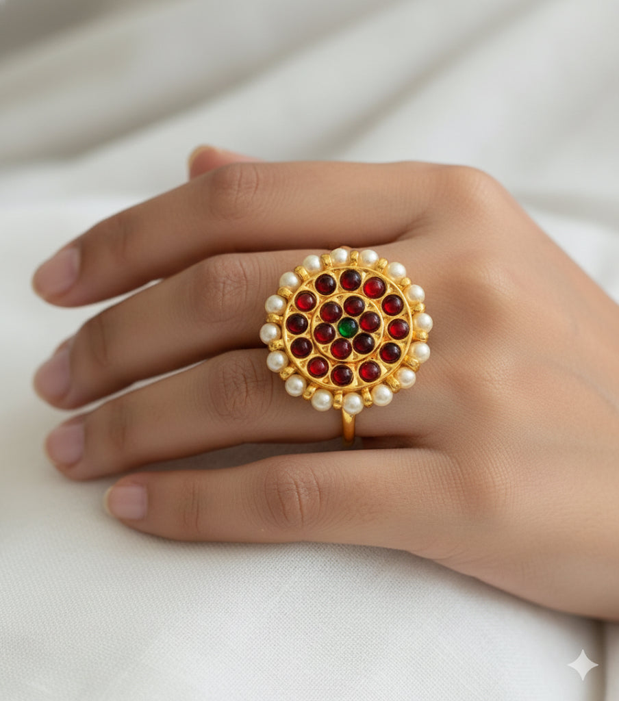 Gold tone kemp-green round finger ring dj-45050