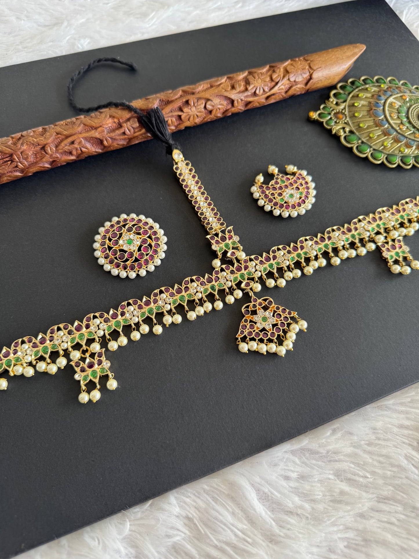 Gold tone precious kemp-green-white pearl lotus head set with sun moon dj-52269