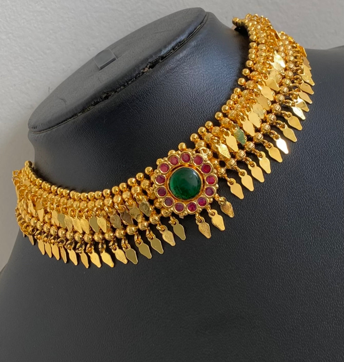 Gold tone kerala style elakka pink-green stone choker necklace dj-55022