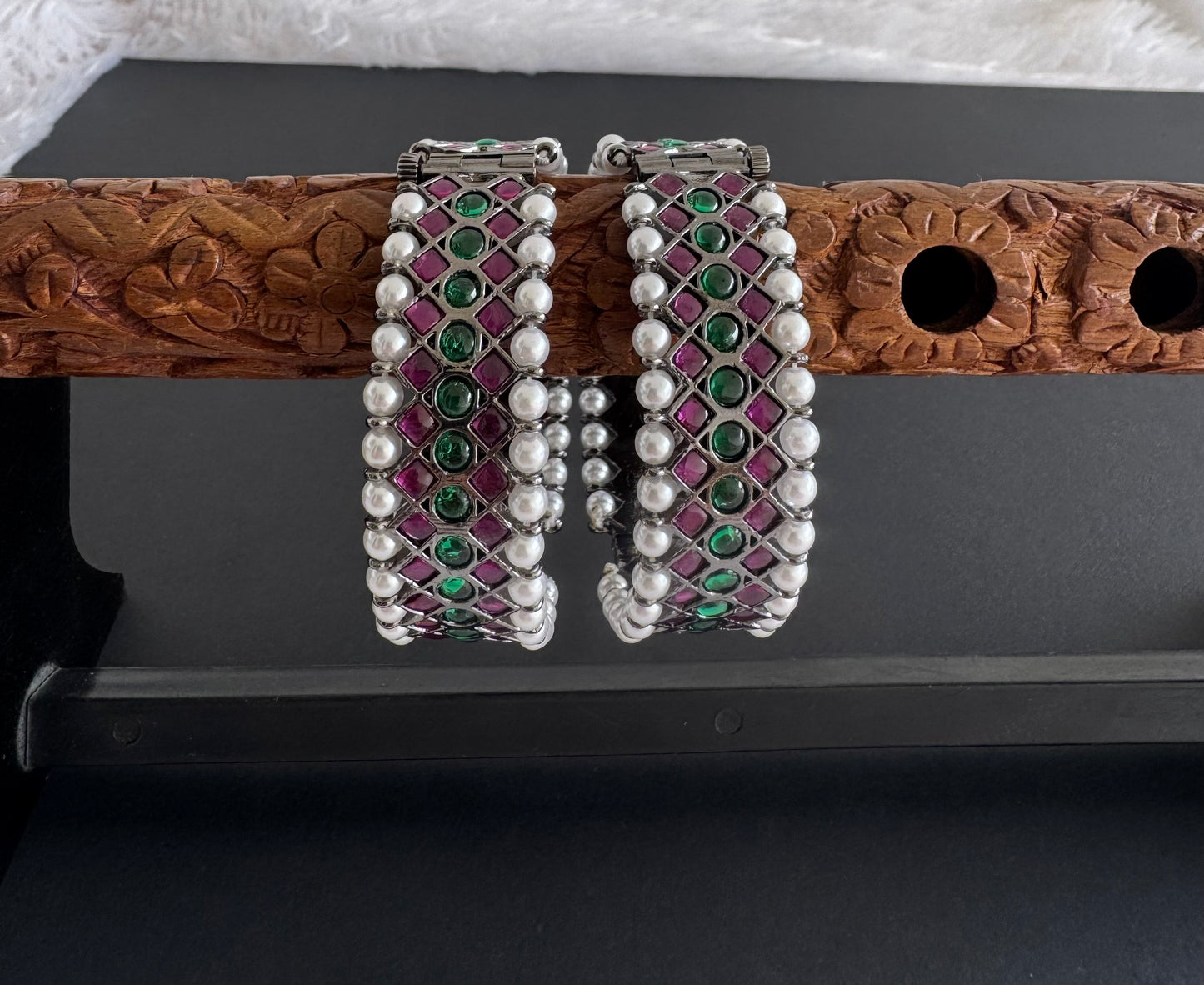 Black finish precious kemp-green pearl screw bangles(2.4) dj-51442