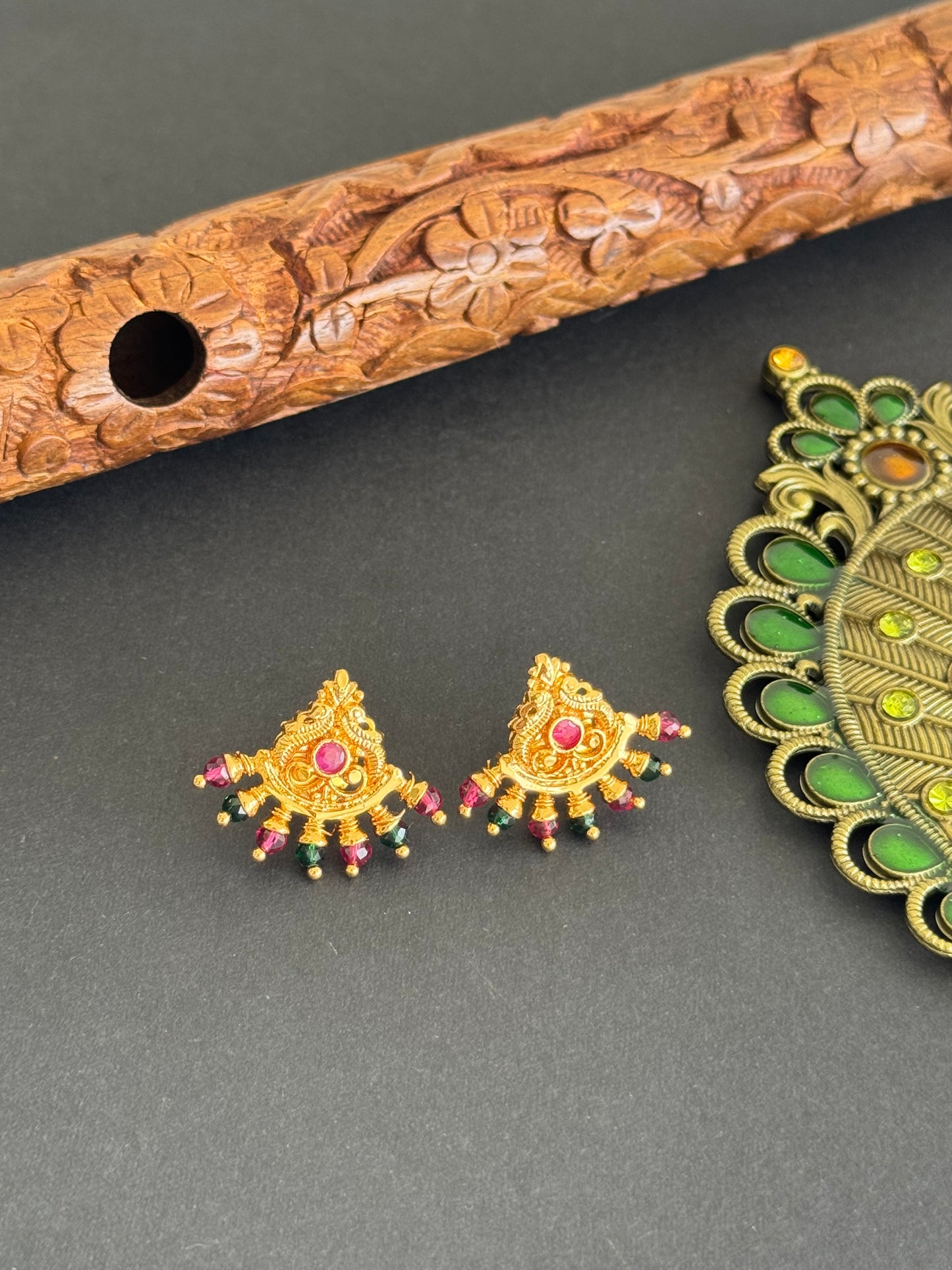 Gold tone pink-green peacock stud/earrings dj-52105