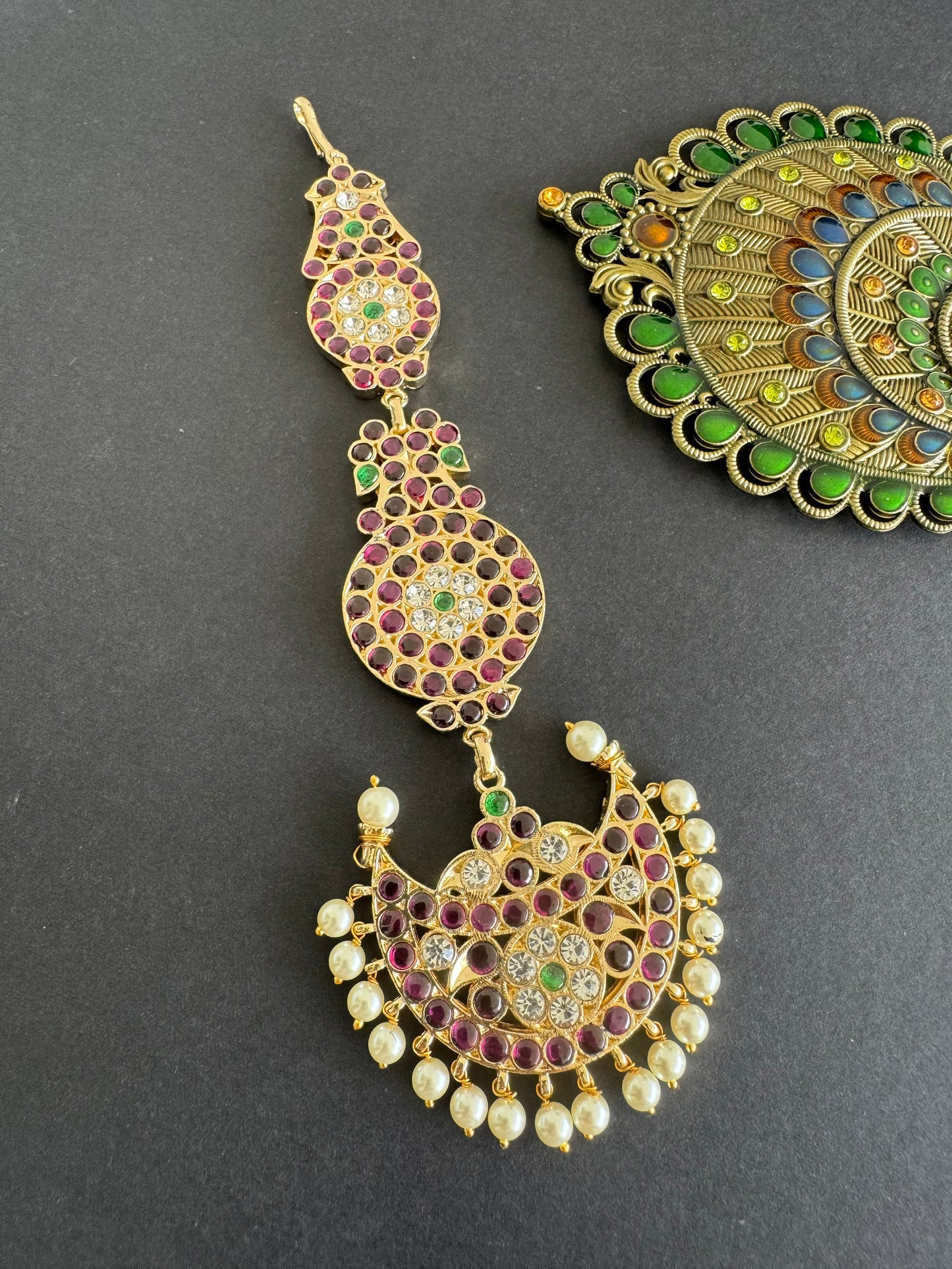 Gold tone precious kemp-green-white pearl moon tikka dj-52006