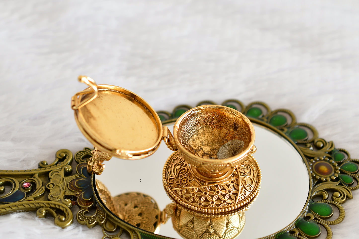 Antique gold tone kemp-green peacock kumkum box dj-52317