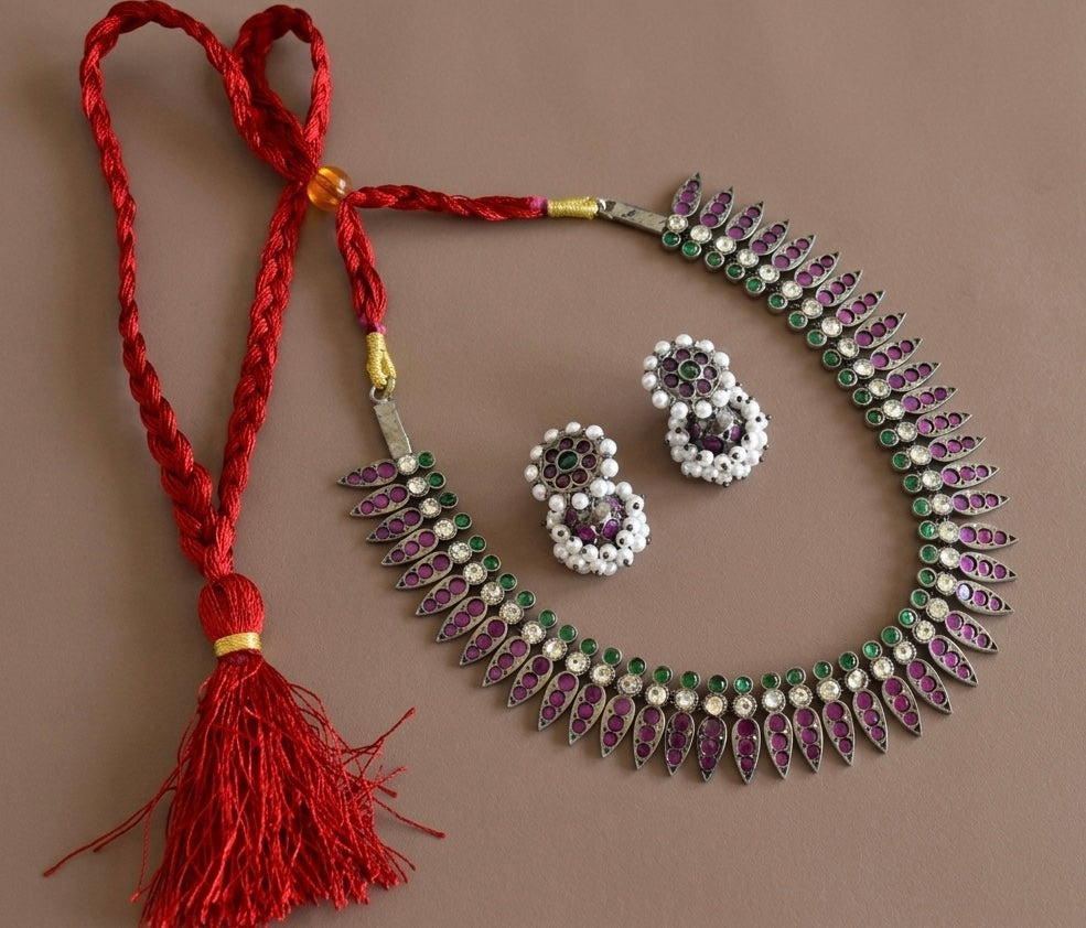 Black finish precious kemp-green-white mulla mottu necklace set dj-53353