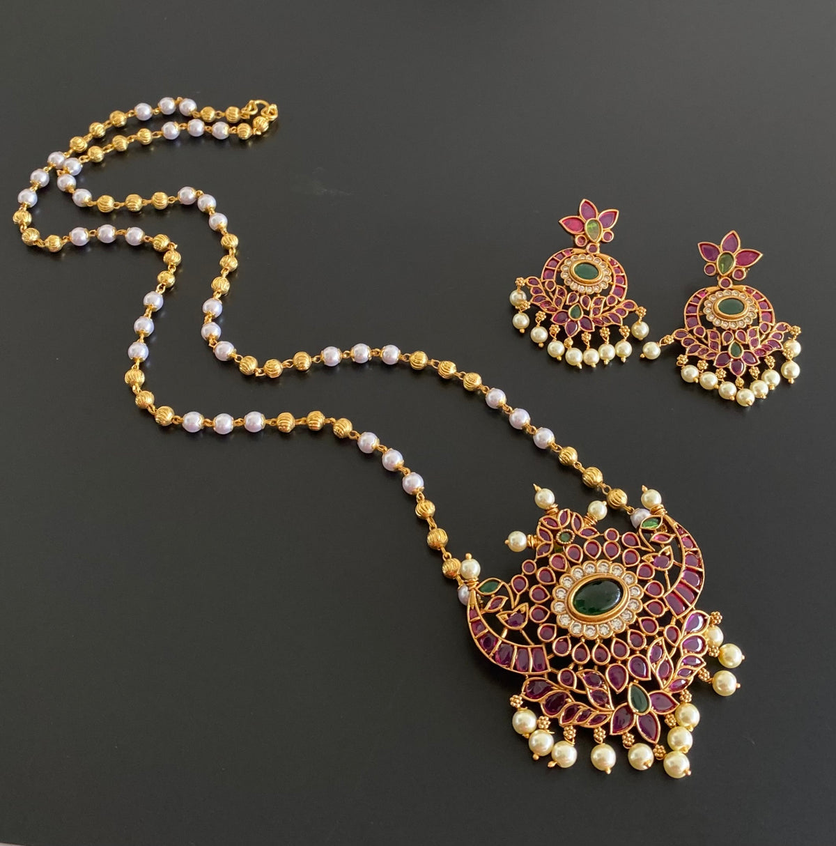 Antique gold tone pearl chain with kemp-green-white stone pendant set dj-55114