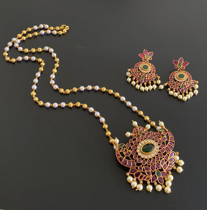 Antique gold tone pearl chain with kemp-green-white stone pendant set dj-55114