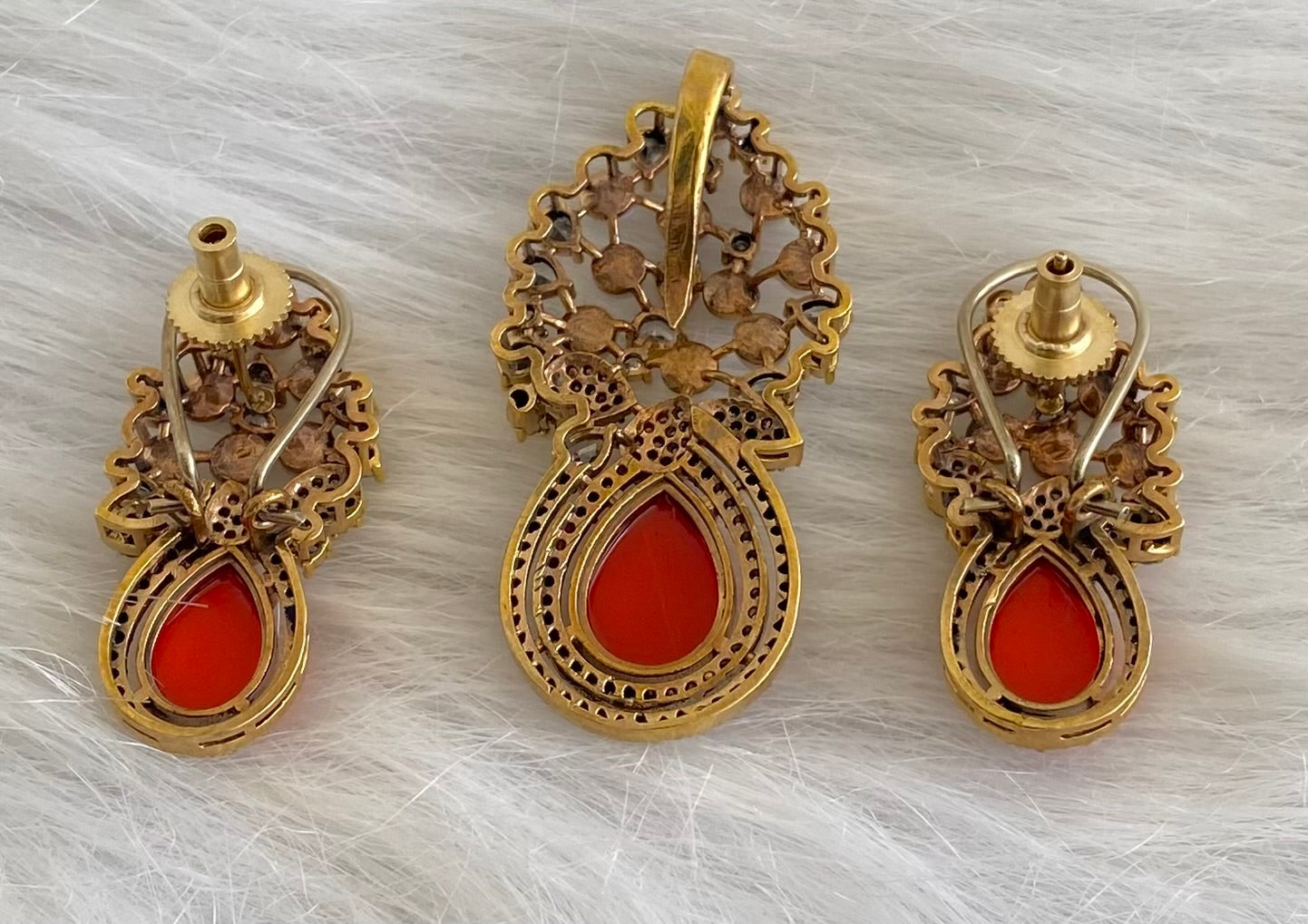 Antique gold tone coral-pearl-white pendant set dj-53980