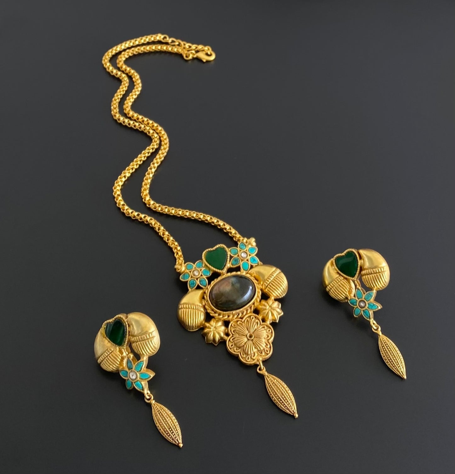 Antique gold tone natural stone turquoise jadau floral necklace set dj-54195
