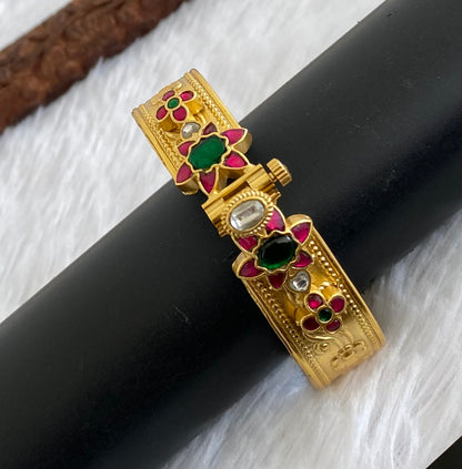 Matte finish kemp-green-white Kundan flower screw type kada(2.6) dj-53506
