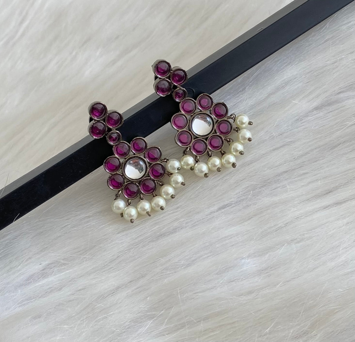 Black finish precious kemp-white pearl flower earrings dj-53944