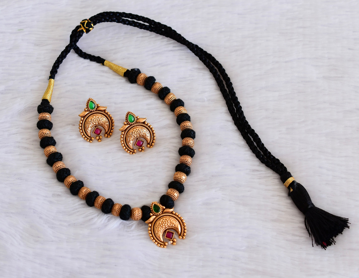 Matte finish beaded kemp-green kante black thread necklace set dj-52975