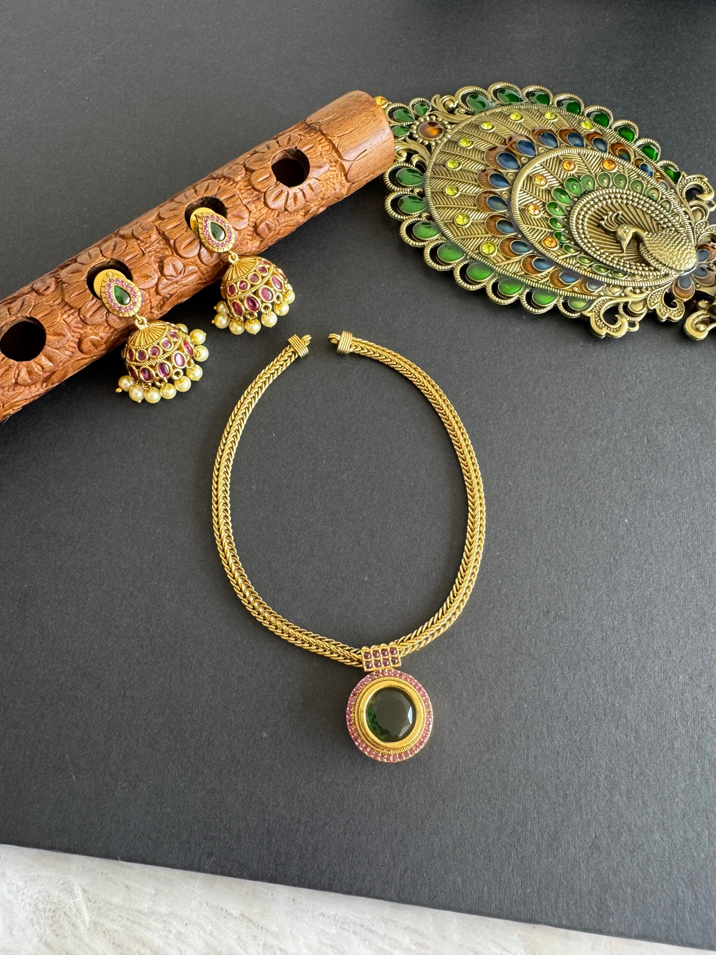 Antique gold tone kemp-green kerala style round necklace set dj-52078