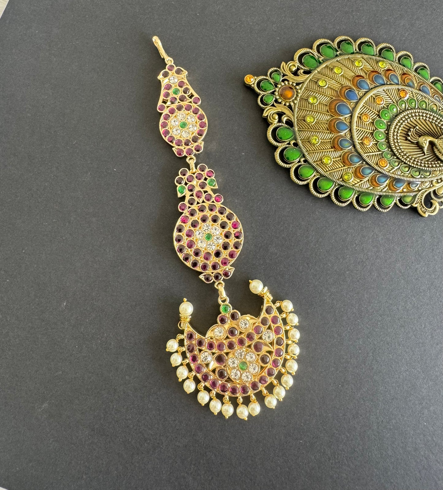 Gold tone precious kemp-green-white pearl moon tikka dj-52006