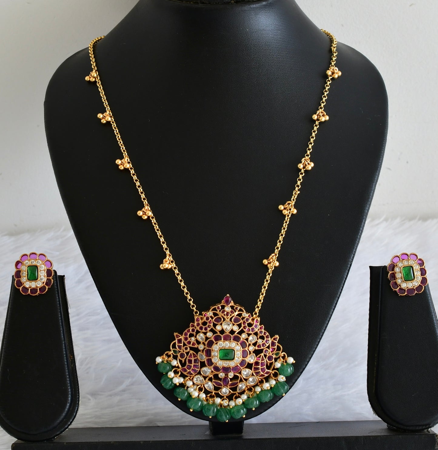 Antique gold tone kemp-green peacock pendant with chain set dj-54012