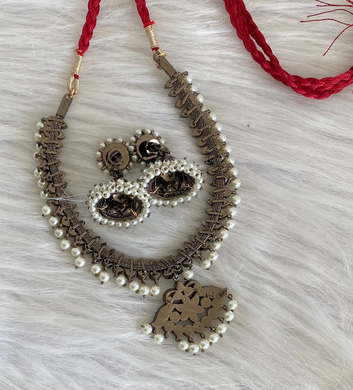 Black finish precious kemp-white pearl attigai necklace set dj-54090