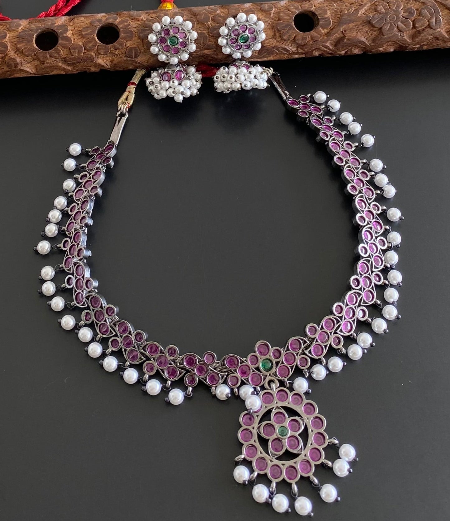 Black finish precious kemp-green pearl attigai necklace set dj-54091