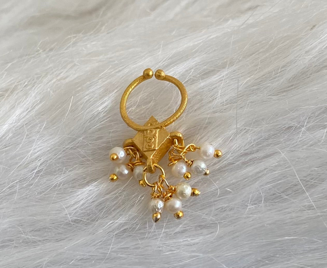 Gold tone white stone pearl nose pin/bulakku dj-53824