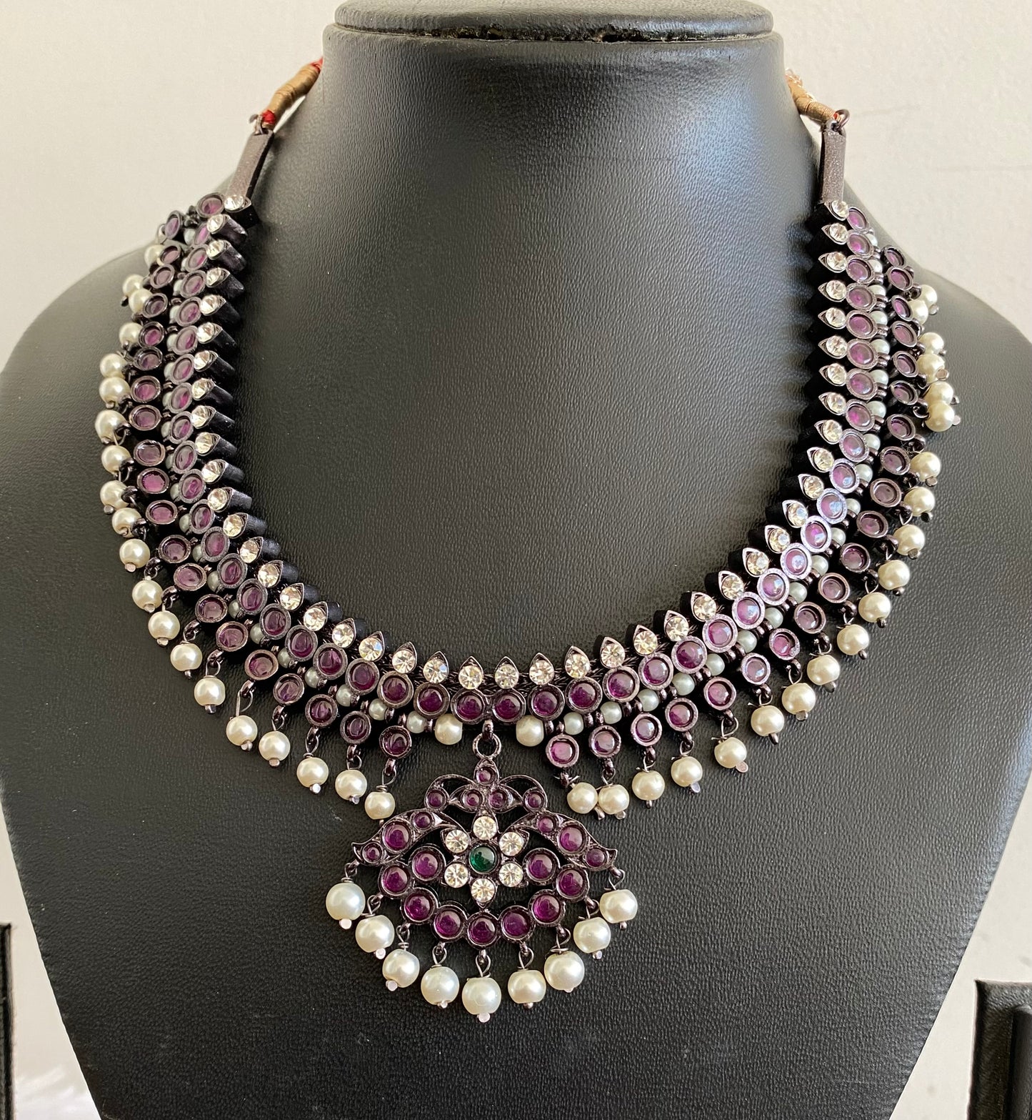 Black finish precious kemp-green-white pearl necklace dj-53246