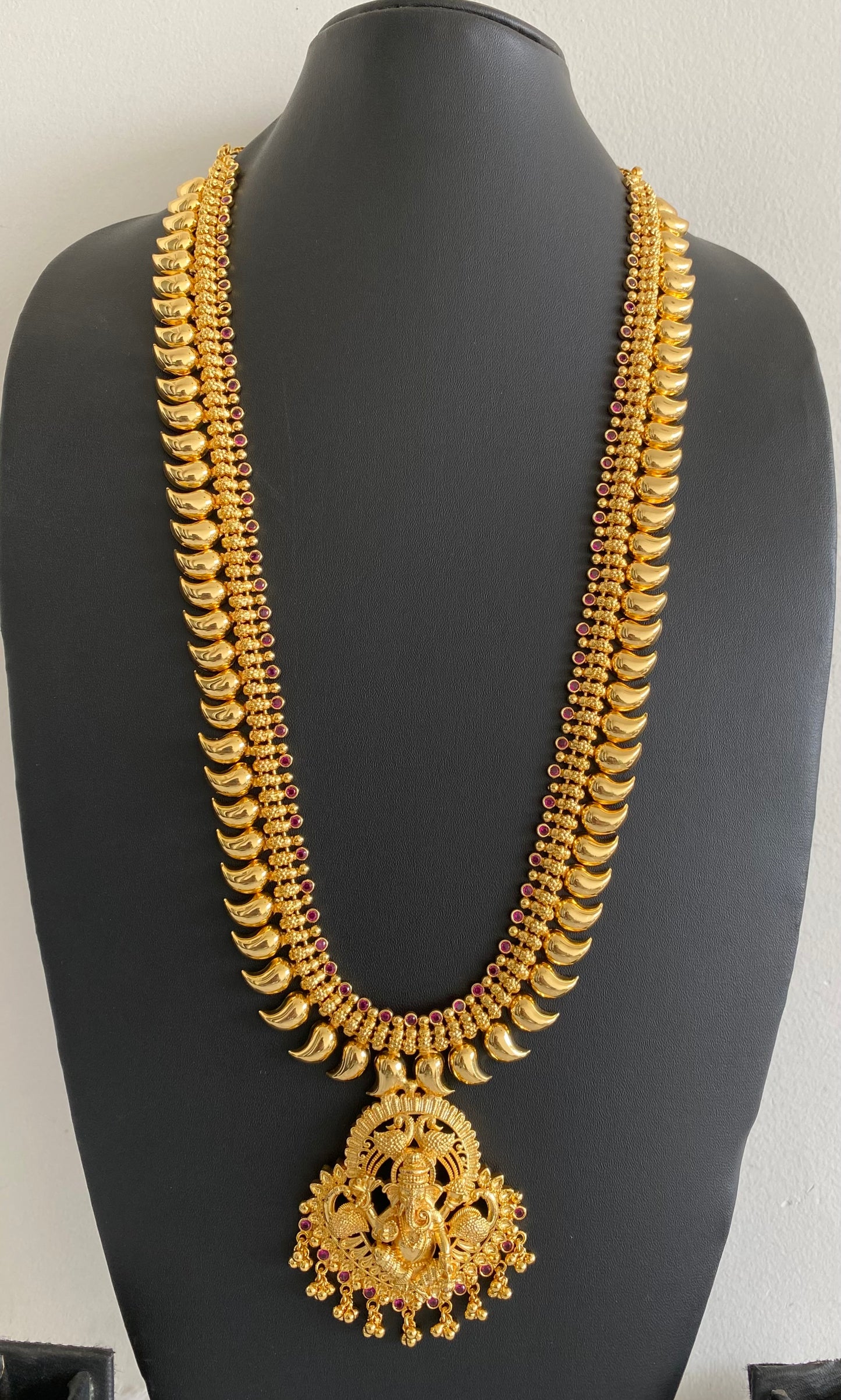 Gold tone pink stone mango ganesha haar dj-53157
