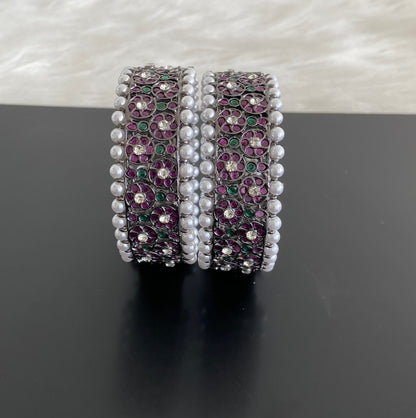 Black finish precious kemp-green-white pearl screw bangles(2.6) dj-54692