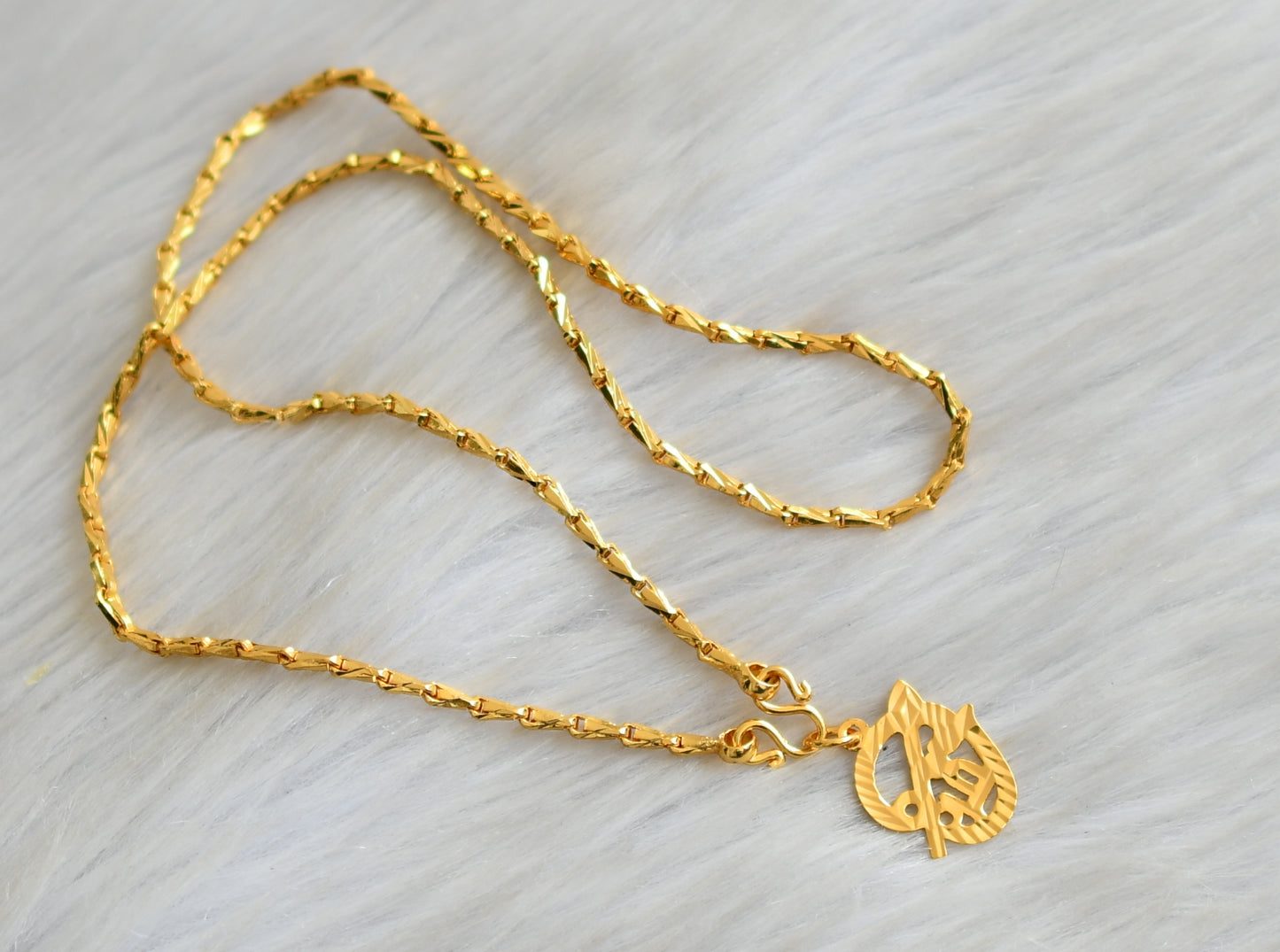 Gold tone om pendant with chain dj-42361