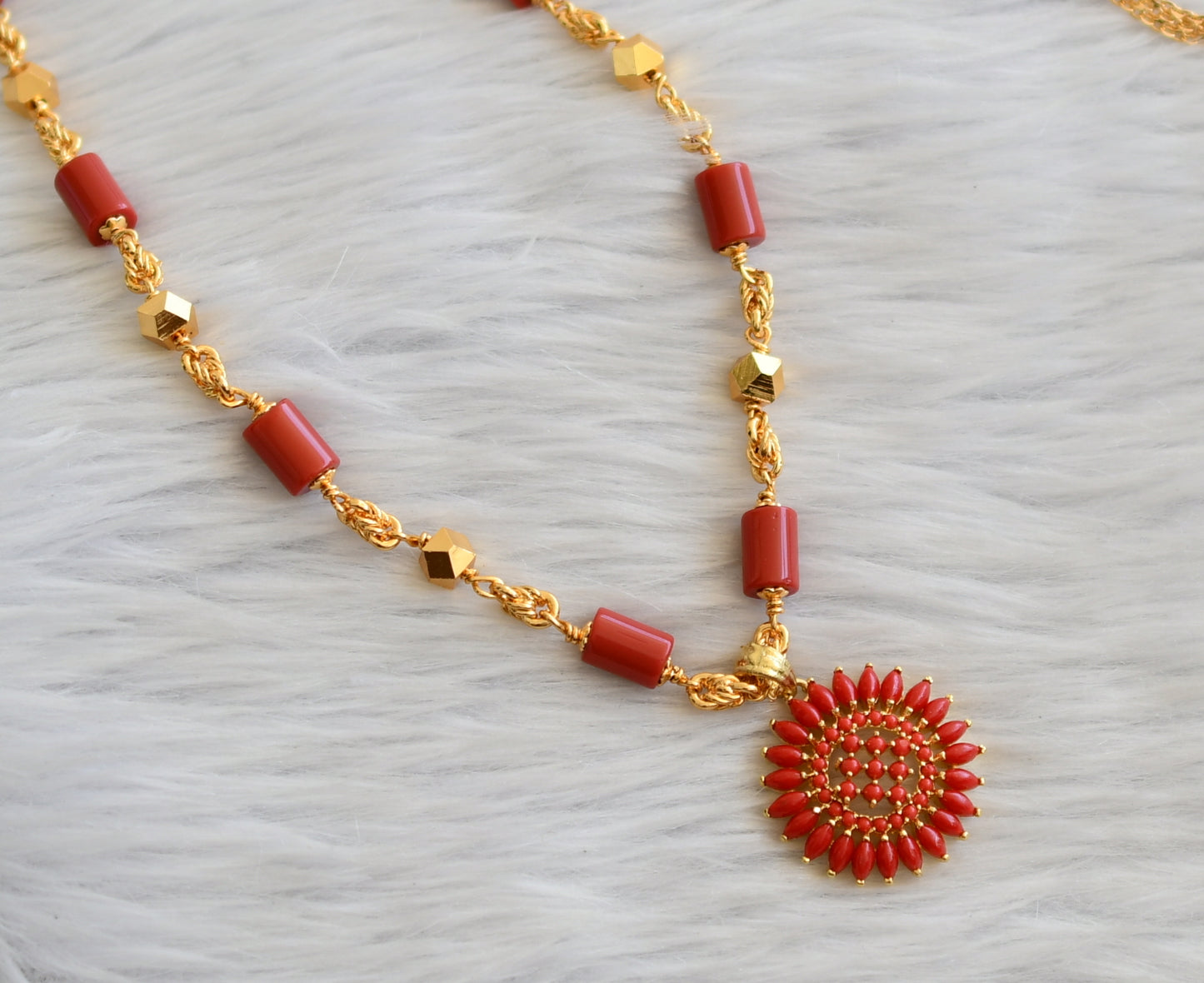 Gold tone coral pendant with chain dj-42846