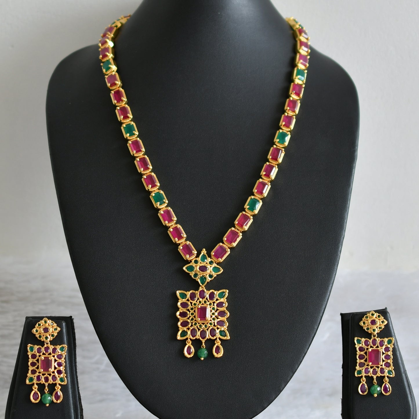 Gold tone ruby-emerald stone short haar set dj-48832