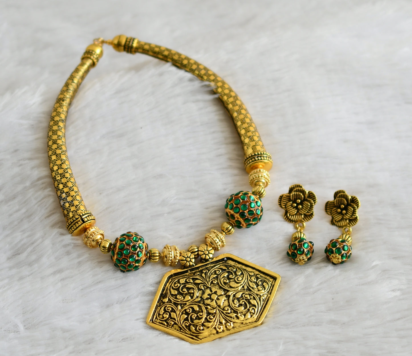 Antique Gold Tone Green Rudhra ball Necklace Set DJ25912