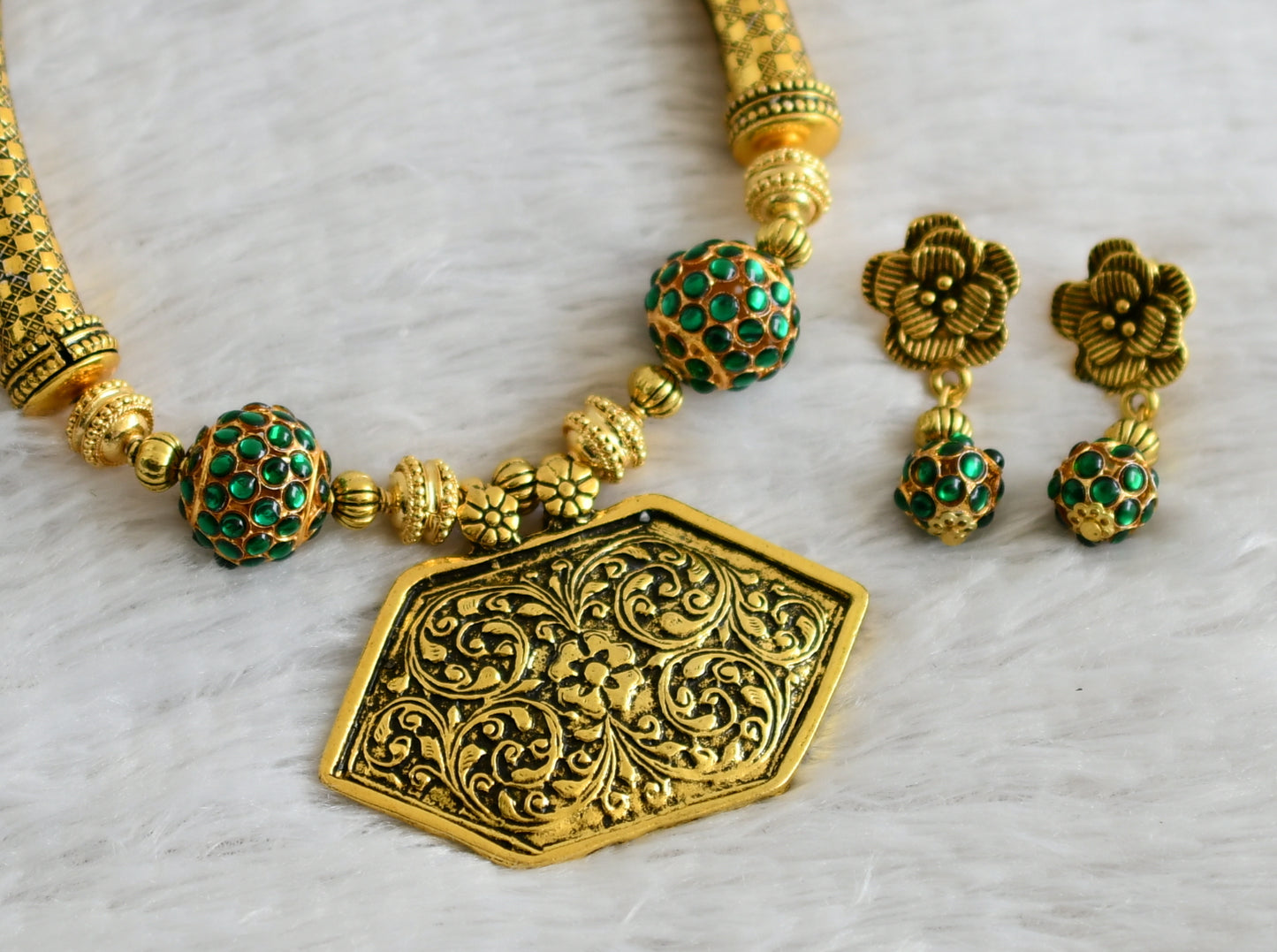 Antique Gold Tone Green Rudhra ball Necklace Set DJ25912