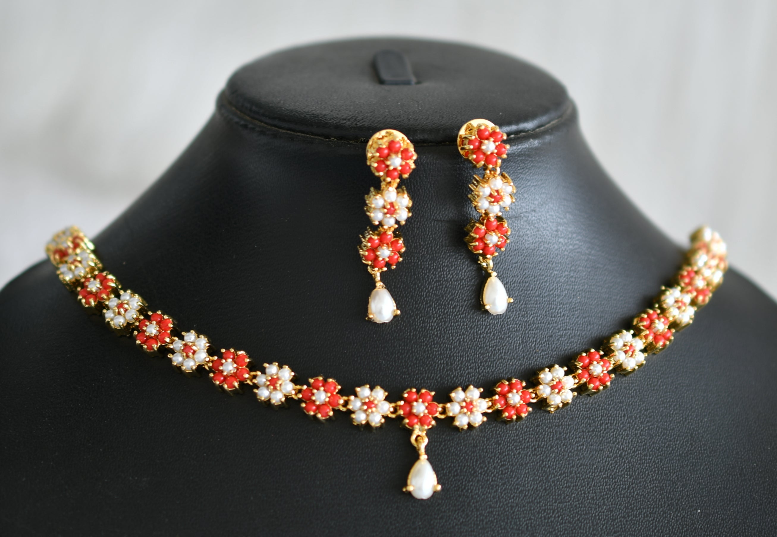 Gold tone pearl-coral stone flower necklace dj-43717 – dreamjwell